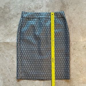 Pretty silver grey patterned pencil skirt